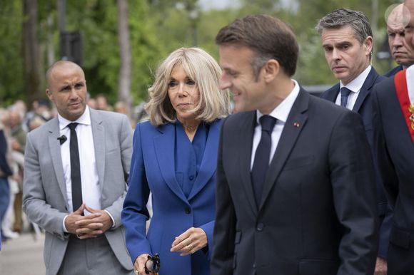 Emmanuel Macron, président de la République Française, et la Première dame Brigitte Macron, à la sortie du bureau de vote lors du deuxième tour des élections législatives au Touquet, le 7 juillet 2024.
© Eliot Blondet/Pool/Bestimage
