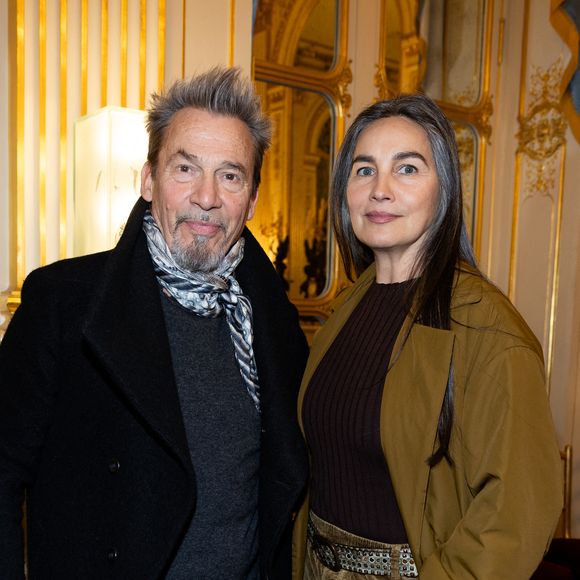 En couple avec sa chère Azucena depuis 1993, Florent Pagny a toujours pu compter sur le soutien infaillible de son épouse, tout particulièrement face à la maladie. 

Azucena Caamaño, Florent Pagny - Cérémonie de la remise de la médaille de chevalier de l'ordre des arts et des lettres à Alexandre Kirchhoff, PDG du label Capitol Music France par R.Dati au Ministère de la Culture à Paris.
Cyril Moreau / Bestimage
