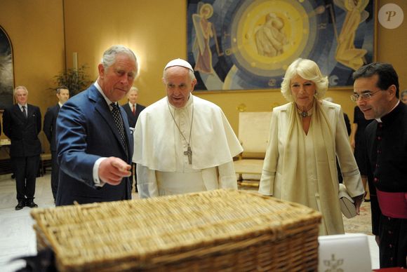 Rétro - Le pape François est décédé à l'âge de 88 ans.
Jorge Mario Bergoglio, plus connu sous son nom de règne, François, est mort ce lundi 21 avril à 88 ans. Né en 1936 à Buenos Aires en Argentine, Jorge Mario Bergoglio était le premier pape non-européen depuis le VIIIe siècle.

Roi Charles, pape François et Reine Camilla le 21 avril 2025.

Photo : Backgrid UK/ Bestimage