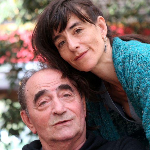Réalisatrice de son deuxième film "Dites-lui que je l’aime", Romane Bohringer a évoqué son père Richard lors d'une interview sur "RTL"

Exclusif - Richard Bohringer et sa fille Romane posent à l'hôtel Best Western à Saint-Raphaël © Bestimage
