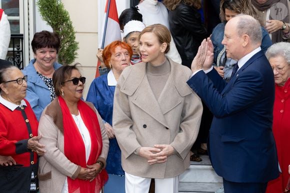 Cette cérémonie, importante et traditionnelle sur le Rocher, se tient chaque année quelques jours avant la fête nationale monégasque, prévue le 19 novembre 2025.

Albert et Charlene de Monaco remettent les cadeaux aux personnes âgées au siège de la Croix Rouge, dans le cadre des célébrations de la Fête Nationale monégasque, le 14 novembre 2025. © Olivier Huitel / Pool Monaco / Bestimage