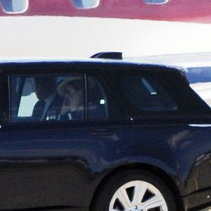 Si Kate Middleton a opté cette fois-ci pour un vol privé, la famille royale a pour habitude de voyager en classe économique. 

Le prince William et son épouse Kate Middleton à l'aéroport de Glasgow en Écosse, le 22 mai 2025.