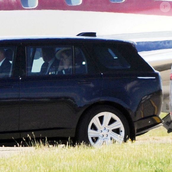 Si Kate Middleton a opté cette fois-ci pour un vol privé, la famille royale a pour habitude de voyager en classe économique. 

Le prince William et son épouse Kate Middleton à l'aéroport de Glasgow en Écosse, le 22 mai 2025.
