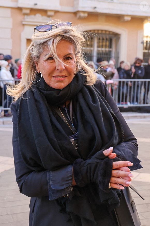 Caroline Margeridon - Arrivées aux obsèques de Brigitte Bardot en l'église Paroissiale Notre-Dame-de-l'Assomption de Saint-Tropez, France, le 7 janvier 2026. Brigitte Bardot, figure emblématique du cinéma français et icône internationale, est décédée le 28 décembre 2025 à l'âge de 91 ans dans sa mythique propriété de La Madrague, à Saint-Tropez (France). Révélée au monde entier par son rôle dans "Et Dieu... créa la femme", elle avait contribué à faire de Saint-Tropez un lieu mondialement connu. L'actrice sera inhumée le 7 janvier 2026 au cimetière marin de Saint-Tropez, aux côtés de son père Louis Bardot (1896-1975) et de sa mère Anne-Marie Mucel (1912-1978). Une cérémonie religieuse se tiendra auparavant dans l'église de Saint-Tropez, où proches, personnalités et anonymes pourront lui rendre un dernier hommage. © Jacovides-Moreau/Bestimage