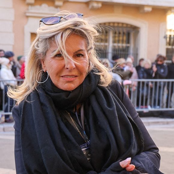 Caroline Margeridon - Arrivées aux obsèques de Brigitte Bardot en l'église Paroissiale Notre-Dame-de-l'Assomption de Saint-Tropez, France, le 7 janvier 2026. Brigitte Bardot, figure emblématique du cinéma français et icône internationale, est décédée le 28 décembre 2025 à l'âge de 91 ans dans sa mythique propriété de La Madrague, à Saint-Tropez (France). Révélée au monde entier par son rôle dans "Et Dieu... créa la femme", elle avait contribué à faire de Saint-Tropez un lieu mondialement connu. L'actrice sera inhumée le 7 janvier 2026 au cimetière marin de Saint-Tropez, aux côtés de son père Louis Bardot (1896-1975) et de sa mère Anne-Marie Mucel (1912-1978). Une cérémonie religieuse se tiendra auparavant dans l'église de Saint-Tropez, où proches, personnalités et anonymes pourront lui rendre un dernier hommage. © Jacovides-Moreau/Bestimage
