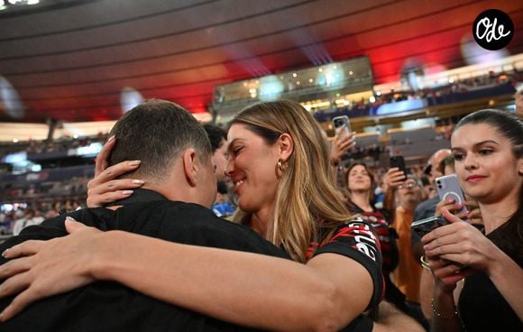 Iris Mittenaere et son compagnon Antoine Dupont - I.Mittenaere enlace son compagnon A.Dupont à l'issue de la victoire des Toulousains en finale du Top 14, face à Montpellier (28 - 20) au stade de France, le 27 juin 2026. 
© Christian Liewig / Bestimage