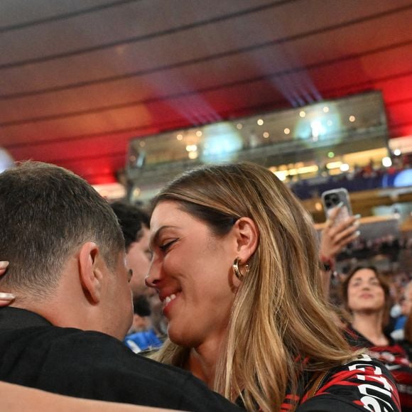 Iris Mittenaere et son compagnon Antoine Dupont - I.Mittenaere enlace son compagnon A.Dupont à l'issue de la victoire des Toulousains en finale du Top 14, face à Montpellier (28 - 20) au stade de France, le 27 juin 2026. 
© Christian Liewig / Bestimage