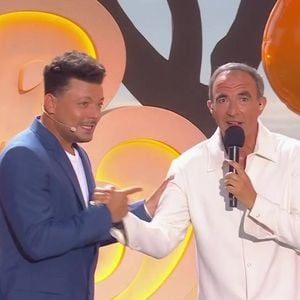 Kev Adams et Nikos Aliagas lors de la troisième édition du Festival "L'humour à la plage" diffusée sur TF1 jeudi 27 août 2026.
Capture d'écran TF1 "L'humour à la plage"