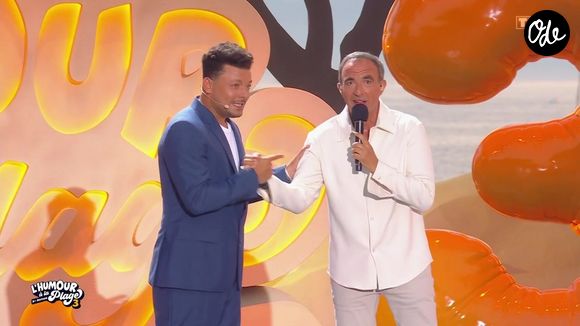 Kev Adams et Nikos Aliagas lors de la troisième édition du Festival "L'humour à la plage" diffusée sur TF1 jeudi 27 août 2026.

Capture d'écran TF1 "L'humour à la plage"