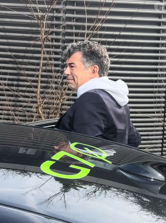 Stéphane Plaza en larmes à la sortie de son procès après avoir été reconnu coupable de "violences habituelles par concubin" et condamné à 12 mois de prison avec sursis, à Paris, France, le 18 février 2025. © Florian Savina/Bestimage
