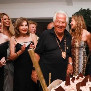 Les convives, triés sur le volet, reflétaient l’impressionnant carnet d’adresses de l’Italien...

Chahrazad Rizk, Joyce Reuben, Massimo Gargia, Robert Mimran et sa femme lors de la fête d'anniversaire de M.Gargia (85 ans)  à l'Hôtel de Paris à Saint-Tropez le 20 août 2025.

© Franz Chavaroche / Bestimage