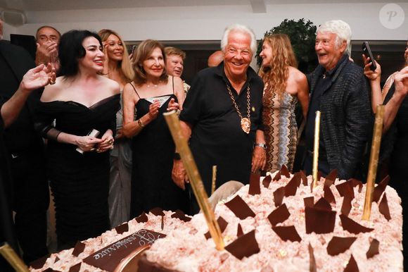 Les convives, triés sur le volet, reflétaient l’impressionnant carnet d’adresses de l’Italien...

Chahrazad Rizk, Joyce Reuben, Massimo Gargia, Robert Mimran et sa femme lors de la fête d'anniversaire de M.Gargia (85 ans)  à l'Hôtel de Paris à Saint-Tropez le 20 août 2025.

© Franz Chavaroche / Bestimage