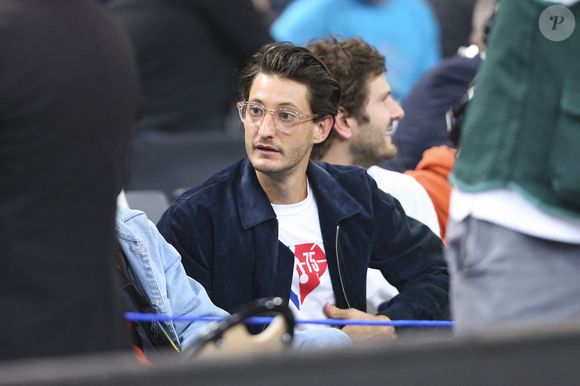 Pierre Niney assiste à la 19ème édition de la soirée "All Star Game By Gorillas" à la Défense Arena, le 29 décembre 2022. Au programme de la soirée, un match 5 étoiles opposant la sélection française à la sélection monde, un concours de dunks, un jeu d’adresse pour les shooteurs à 3 points, le célèbre défi des meneurs de jeu, et du show !