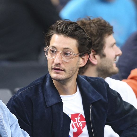 Pierre Niney assiste à la 19ème édition de la soirée "All Star Game By Gorillas" à la Défense Arena, le 29 décembre 2022. Au programme de la soirée, un match 5 étoiles opposant la sélection française à la sélection monde, un concours de dunks, un jeu d’adresse pour les shooteurs à 3 points, le célèbre défi des meneurs de jeu, et du show !