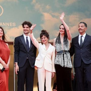 Anouk Grinberg, Louis Garrel, Noémie Merlant, Roschdy Zem, Anne-Dominique Toussaint assistent à la projection du 75ème anniversaire de "The Innocent (L'Innocent)" lors du 75ème festival de Cannes au Palais des Festivals le 24 mai 2022 à Cannes, France. Photo par Marco Piovanotto/ABACAPRESS.COM
