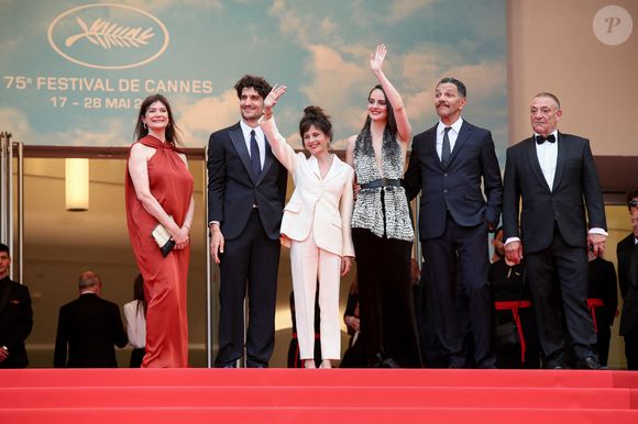 Anouk Grinberg, Louis Garrel, Noémie Merlant, Roschdy Zem, Anne-Dominique Toussaint assistent à la projection du 75ème anniversaire de "The Innocent (L'Innocent)" lors du 75ème festival de Cannes au Palais des Festivals le 24 mai 2022 à Cannes, France. Photo par Marco Piovanotto/ABACAPRESS.COM