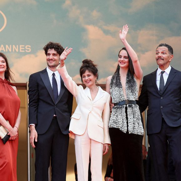 Anouk Grinberg, Louis Garrel, Noémie Merlant, Roschdy Zem, Anne-Dominique Toussaint assistent à la projection du 75ème anniversaire de "The Innocent (L'Innocent)" lors du 75ème festival de Cannes au Palais des Festivals le 24 mai 2022 à Cannes, France. Photo par Marco Piovanotto/ABACAPRESS.COM