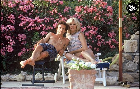 Installée près de Saint-Rémy-de-Provence depuis les années 1980, elle a façonné cette demeure à son image, avec des murs colorés, des meubles anciens, une piscine et un jardin rempli d’oliviers.

Archives — Amanda Lear dans la piscine de sa villa de Saint-Rémy-de-Provence avec son mari Alain-Philippe Malagnac.