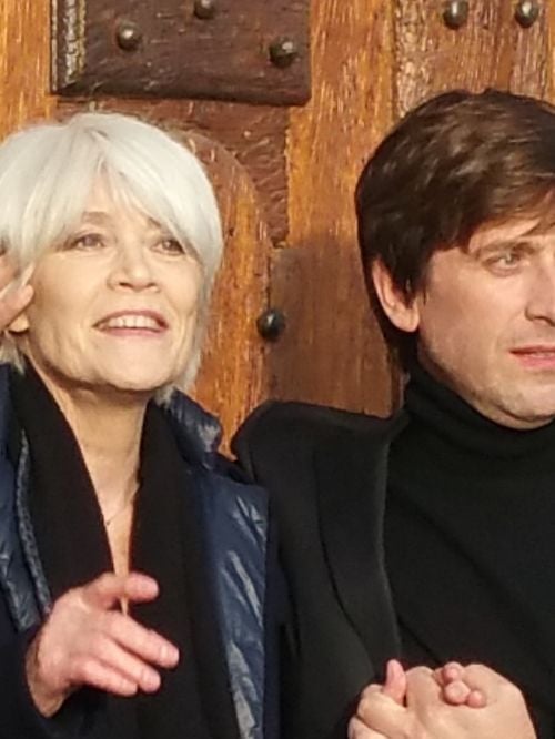 "Personne d’autre de mes copains n’avait ça" : à Paris, Thomas Dutronc raconte son enfance privilégiée auprès de Françoise Hardy et Jacques Dutronc