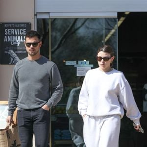 Leurs amis ainsi que les fans de "Twilight" ont été nombreux à féliciter les jeunes parents pour cette heureuse nouvelle.

Taylor Lautner et sa femme Taylor Dome ont fait des provisions chez Erewhon Market à Calabasas, le 1er mars 2024. 

Photo : Backgrid USA / Bestimage