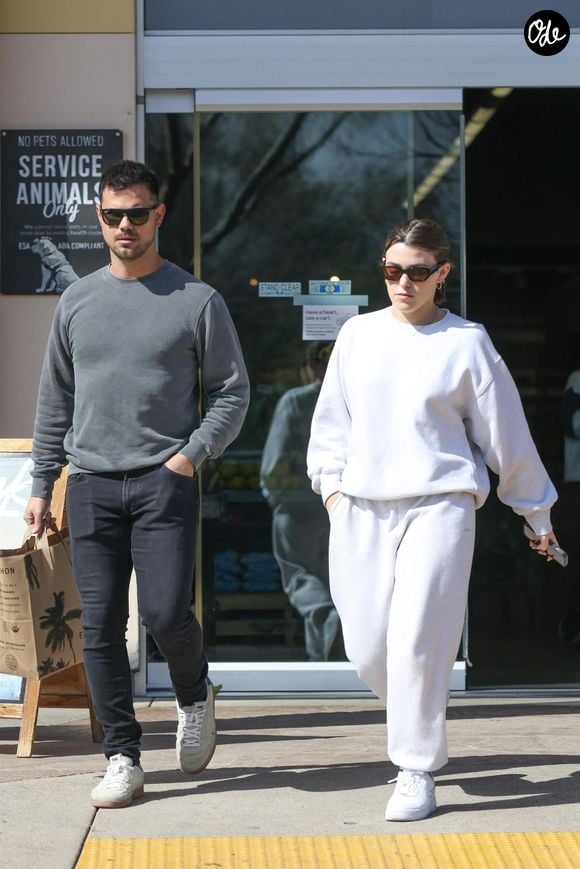 Leurs amis ainsi que les fans de "Twilight" ont été nombreux à féliciter les jeunes parents pour cette heureuse nouvelle.

Taylor Lautner et sa femme Taylor Dome ont fait des provisions chez Erewhon Market à Calabasas, le 1er mars 2024. 

Photo : Backgrid USA / Bestimage