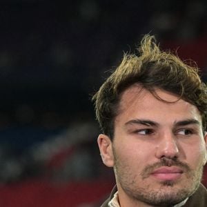 Le rugbyman français Antoine Dupont assiste au match de football de L1 entre le Paris Saint-Germain et l'AJ Auxerre au stade du Parc des Princes à Paris le 27 septembre 2025. Photo by Firas Abdullah/ABACAPRESS.COM