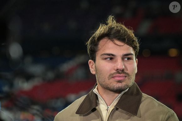 Le rugbyman français Antoine Dupont assiste au match de football de L1 entre le Paris Saint-Germain et l'AJ Auxerre au stade du Parc des Princes à Paris le 27 septembre 2025. Photo by Firas Abdullah/ABACAPRESS.COM