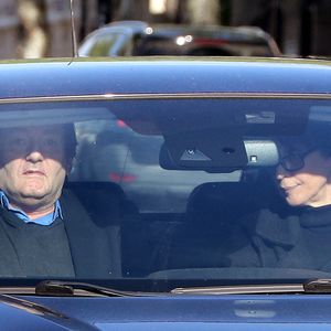 Pierre Palmade est sorti de la prison de Bordeaux, il purgera sa peine sous bracelet électronique à son domicile. Le 16 avril 2025
L’humoriste, à qui un aménagement de peine a été accordé pour purger sa condamnation après un grave accident de la route en Seine-et-Marne, a quitté ce mercredi matin la prison de Gradignan, près de Bordeaux. Agence / Bestimage