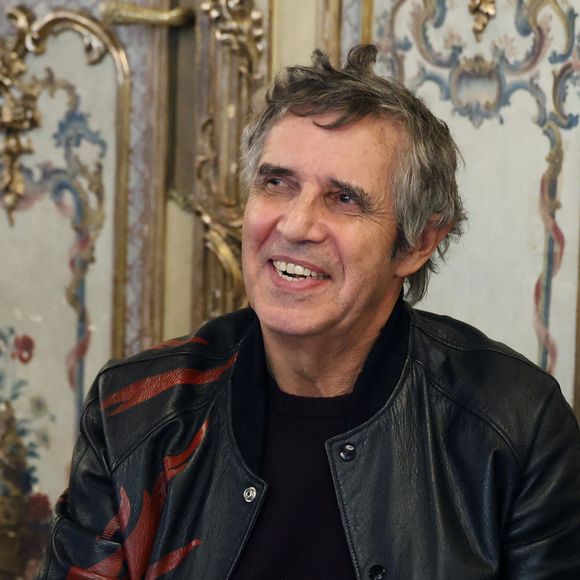 Julien Clerc père à 61 ans

Julien Clerc lors de la nomination de Stéphane Bern comme Pape du Patrimoine lors de la Saint Clément au restaurant Alain Ducasse Baccarat, à Paris, France, le 20 novembre 2025. © Denis Guignebourg/Bestimage