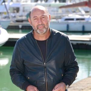 Mais aussi le cadre incroyable, avec vue imprenable sur tous les monuments de Paris.

Kad Merad (Belphégor) lors du Festival de la Fiction TV de la Rochelle le 17 septembre 2025.
 © Christophe Aubert via Bestimage