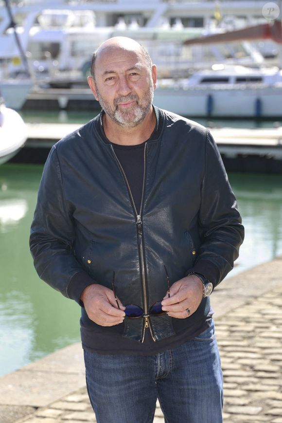 Mais aussi le cadre incroyable, avec vue imprenable sur tous les monuments de Paris.

Kad Merad (Belphégor) lors du Festival de la Fiction TV de la Rochelle le 17 septembre 2025.
 © Christophe Aubert via Bestimage