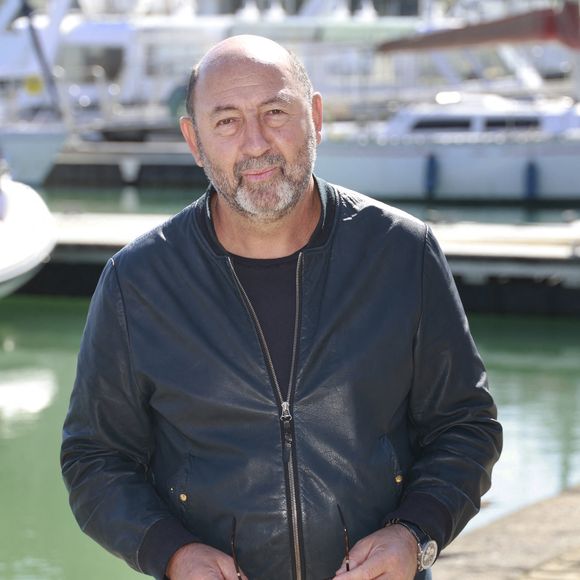 Mais aussi le cadre incroyable, avec vue imprenable sur tous les monuments de Paris.

Kad Merad (Belphégor) lors du Festival de la Fiction TV de la Rochelle le 17 septembre 2025.
 © Christophe Aubert via Bestimage