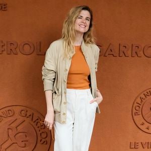 Un bel exemple de force et d’optimisme au quotidien !

Cécile Cassel - Les célébrités au village lors des Internationaux de France de tennis de Roland Garros 2024 à Paris. Le 5 juin 2024. 
© Jacovides-Moreau/Bestimage