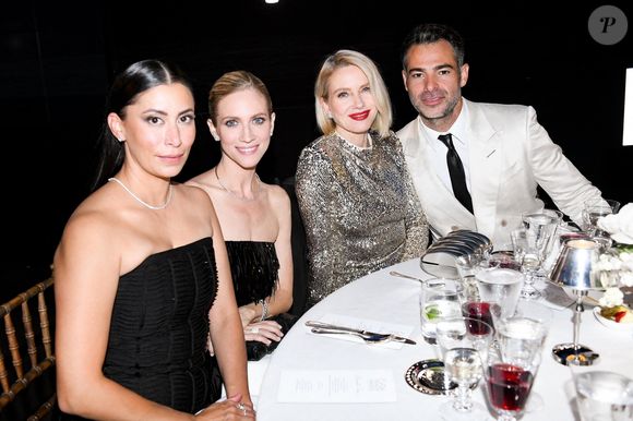De nombreuses célébrités étaient présentes, comme Naomi Watts, Julianne Moore et Donatella Versace.


New York, NY – Les célébrités se sont réunies pour le dîner et la cérémonie des CFDA Fashion Awards 2025 au musée américain d’Histoire naturelle à New York, où les figures emblématiques et les nouveaux talents de l’industrie ont célébré l’excellence de la mode américaine.

Sur la photo : Michelle Ochs, Brittany Snow, Naomi Watts, Jonathan Simkhai.
Backgrid USA / Bestimage