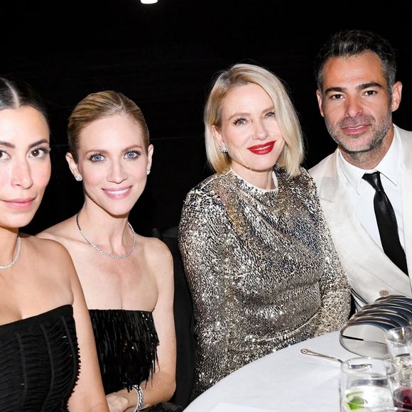De nombreuses célébrités étaient présentes, comme Naomi Watts, Julianne Moore et Donatella Versace.


New York, NY – Les célébrités se sont réunies pour le dîner et la cérémonie des CFDA Fashion Awards 2025 au musée américain d’Histoire naturelle à New York, où les figures emblématiques et les nouveaux talents de l’industrie ont célébré l’excellence de la mode américaine.

Sur la photo : Michelle Ochs, Brittany Snow, Naomi Watts, Jonathan Simkhai.
Backgrid USA / Bestimage