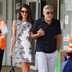 George Clooney et sa femme Amal Alamuddin à destination de l'hôtel Belmond Cipriani en bateau depuis leur arrivée par vol privé à Venise.
Backgrid UK/ Bestimage