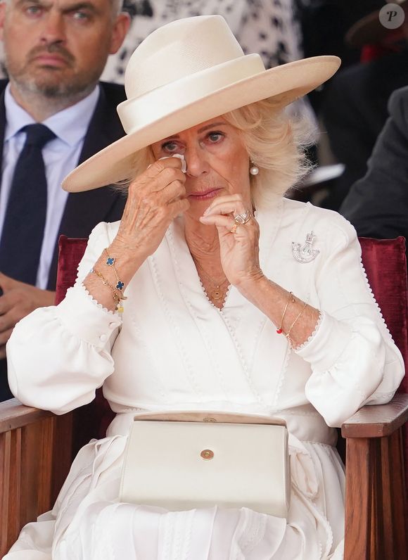 L’événement à York a également été l’occasion pour la souveraine de rencontrer des personnalités locales et de faire une apparition remarquée dans une tenue élégante. 

Le roi Charles III d’Angleterre et la reine Camilla (Camilla Parker Bowles, reine consort d’Angleterre) assistent au service du Souvenir commémorant le 80ᵉ anniversaire du VJ Day, au Mémorial national d’Arboretum, dans le Staffordshire, Royaume-Uni, le 15 août 2025.

© Paul Edwards/WPA-Pool/ Julien Burton via Bestimage