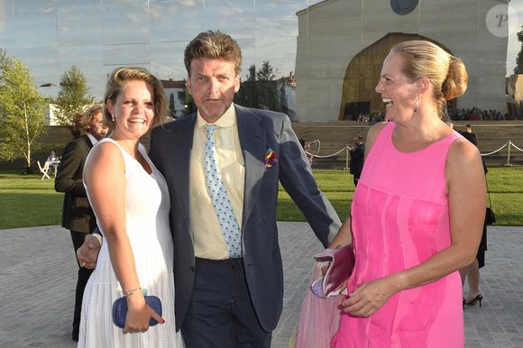 Cette dernière a saisi la justice pour interdire à sa belle-mère l’usage du prénom Edmond, célèbre patriarche décédé en 1997 et mari de Nadine.

Le baron Benjamin de Rothschild, son épouse Ariane et leur fille Noemie. Diner du Conseil des Grands Crus classes en 1855 au chateau Mouton Rothschild le 16 juin 2013.