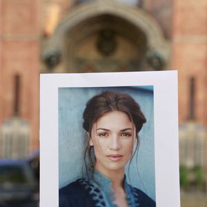 Sans dire quoi que ce soit, Cylia a simplement ajouté une tulipe rose en émoji. 

Arrivées aux obsèques de Nadia Farès en l'église Saint-Jean-de-Montmartre à Paris, le 24 avril 2026. N.Farès est décédée le 17 avril 2026 quelques jours après un "incident cardiaque" survenu le 12 avril 2026 dans la piscine du complexe sportif, Blanche (9ème).