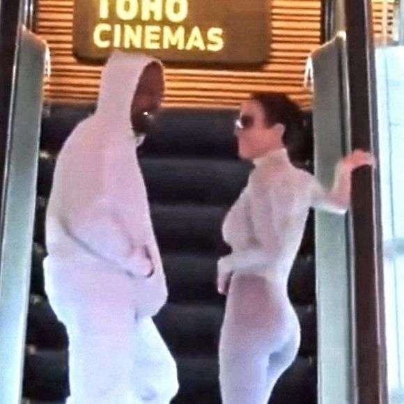 Kanye West et Bianca Censori arrivent dans un centre commercial de Tokyo pour une soirée en ville. Bianca prend le volant, conduisant le couple avec style alors qu'ils descendent de leur voiture pour explorer la vie nocturne animée de la ville, le 30 novembre 2024. ©Backgrid USA / Bestimage