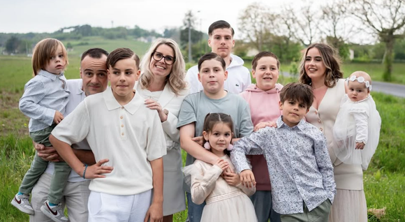 Ils ont investi leurs économies dans une piscine pour leurs enfants.
La famille Gonzalez au complet. Capture Instagram Famille Gonzalez