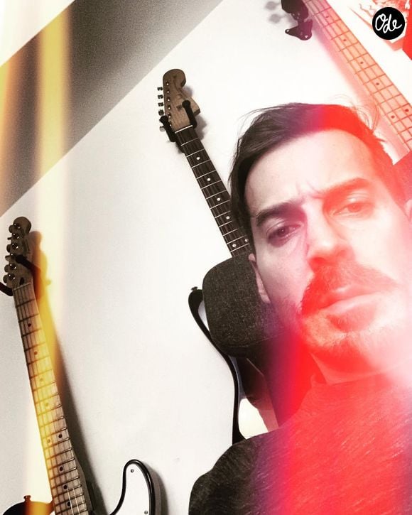 C'est notamment grâce à lui que le chanteur a découvert l'album Bad de Michael Jackson.

Extrait du compte Instagram de Julien Tota

© Instagram / Julien Tota