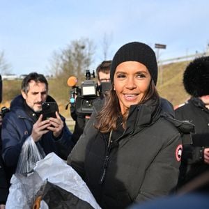 Comme elle l'avait annoncé la semaine dernière, l'animatrice de l'émission "L'amour est dans le pré", Karine Le Marchand, a amené près de 200 croissants aux agriculteurs sur un barrage sur l'autoroute A4 aux portes de Paris, pour leur affirmer son soutien.
© Pierre Perusseau - Jeremy Melloul / Bestimage