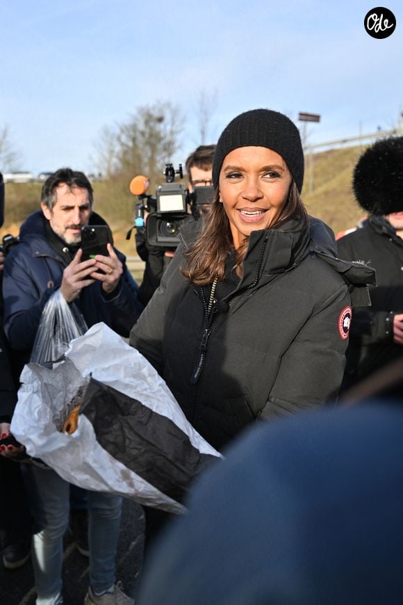 Comme elle l'avait annoncé la semaine dernière, l'animatrice de l'émission "L'amour est dans le pré", Karine Le Marchand, a amené près de 200 croissants aux agriculteurs sur un barrage sur l'autoroute A4 aux portes de Paris, pour leur affirmer son soutien. 
© Pierre Perusseau - Jeremy Melloul / Bestimage