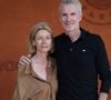 “Sur tous les plans en mondovision, devant des milliards de gens et sur toutes les photos, il a ce collier d’immunité”, se réjouit Denis Brogniart
Denis Brogniart et sa femme Hortense au village lors des Internationaux de France de Tennis de Roland Garros 2025. Paris, le 29 mai 2025. © Moreau/Jacovides/Bestimage