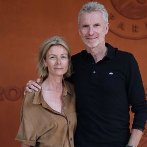 “Sur tous les plans en mondovision, devant des milliards de gens et sur toutes les photos, il a ce collier d’immunité”, se réjouit Denis Brogniart

Denis Brogniart et sa femme Hortense au village lors des Internationaux de France de Tennis de Roland Garros 2025. Paris, le 29 mai 2025. © Moreau/Jacovides/Bestimage