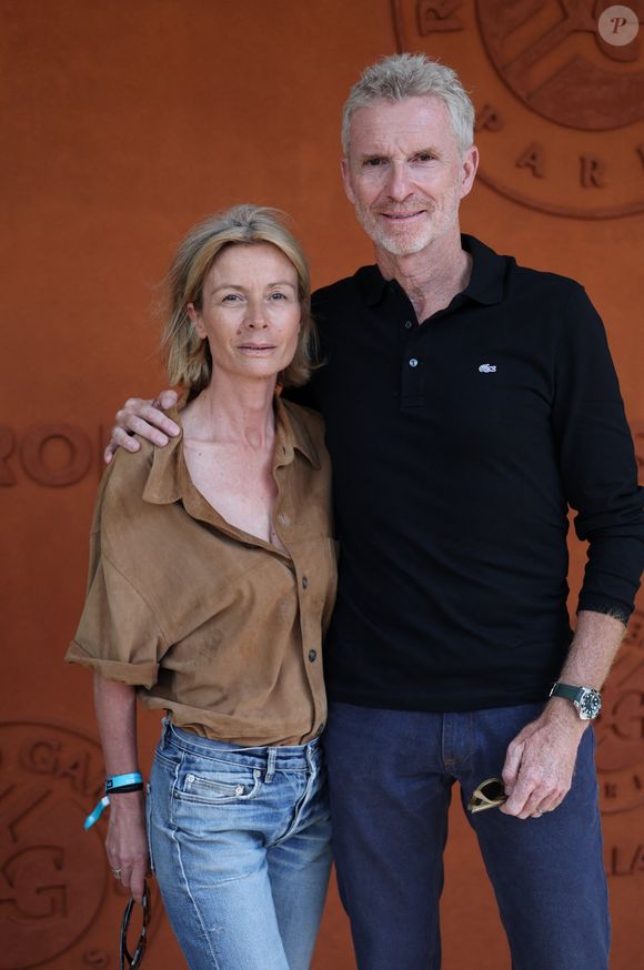 “Sur tous les plans en mondovision, devant des milliards de gens et sur toutes les photos, il a ce collier d’immunité”, se réjouit Denis Brogniart

Denis Brogniart et sa femme Hortense au village lors des Internationaux de France de Tennis de Roland Garros 2025. Paris, le 29 mai 2025. © Moreau/Jacovides/Bestimage