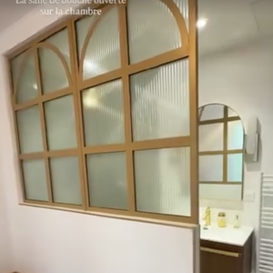 Une spectaculaire verrière dorée sépare la chambre de la salle d’eau.

Capture Instagram - Marine Lorphelin