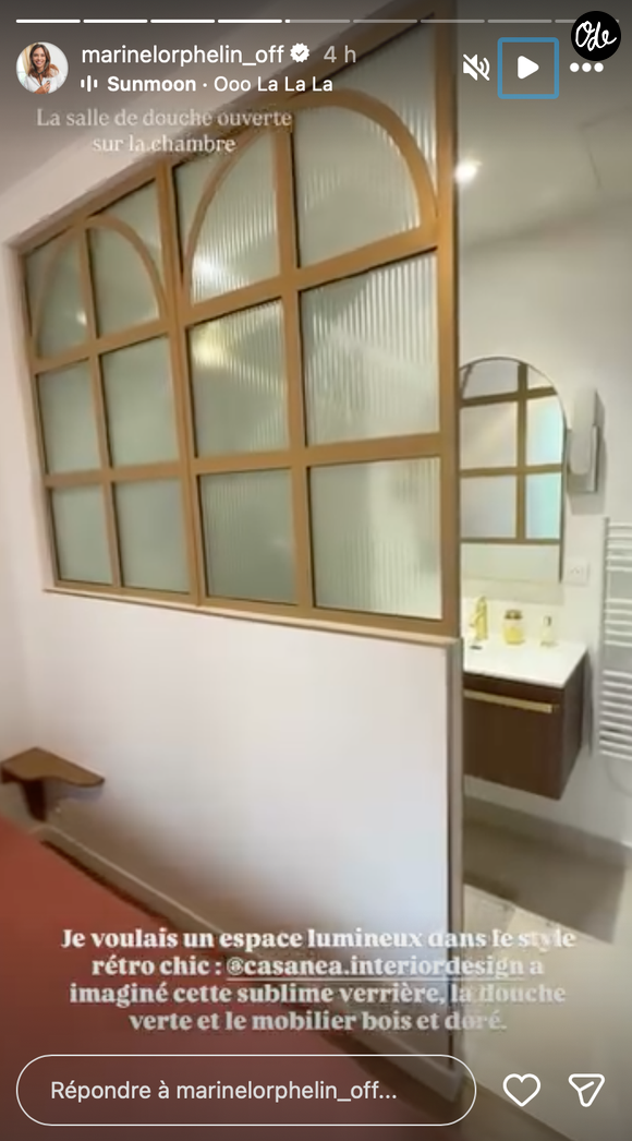 Une spectaculaire verrière dorée sépare la chambre de la salle d’eau.

Capture Instagram - Marine Lorphelin