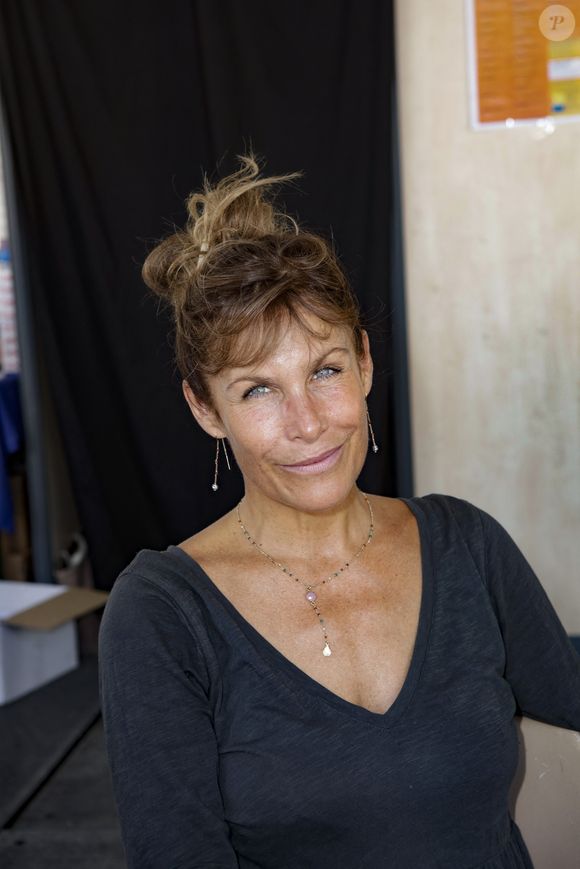 Avant d’ajouter que son père porte le nom de Veillon de La Garoullaye.

Astrid Veillon - 25ème édition du Festival du Livre à Nice le 18 septembre 2021. © JLPPA/Bestimage